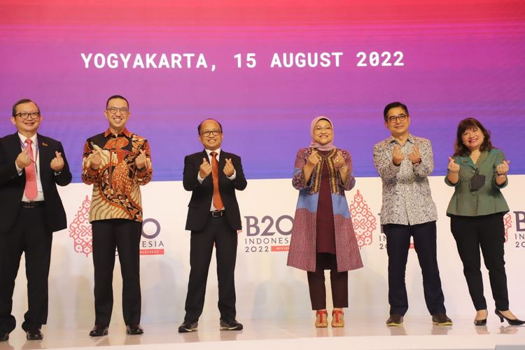 Menteri Ketenagakerjaan Ida Fauziyah menghadiri B20-G20 Dialogue: The Future of Work and Education Task Force, di Yogyakarta, Jawa Tengah, Senin (15/8/2022) malam. 