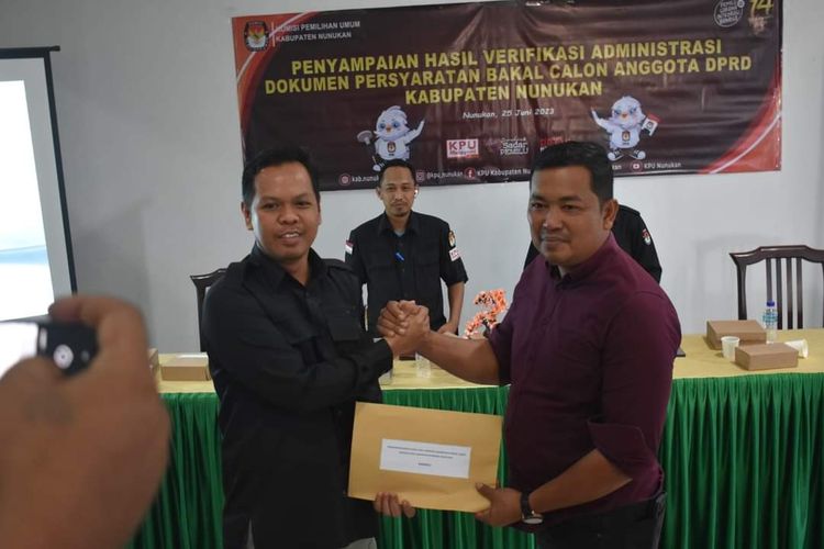 Kaharuddin, divisi tekhnis penyelenggaraan KPU Nunukan (baju hitam), menyerahkan hasil vermin Silon ke Komisioner Bawaslu Nunukan, Abdul Rahman