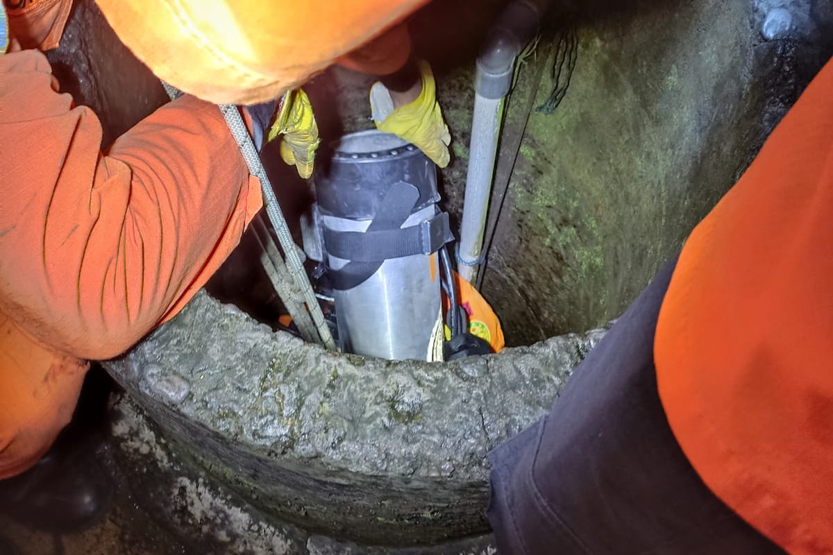 Tim Basarnas Bali sedang berupaya mengevakuasi jenazah korban dari dalam sumur di sebuah rumah kos di Mengwi, Badung, Bali pada Jumat (17/6/2022). /Dok.Humas Basarnas Bali 