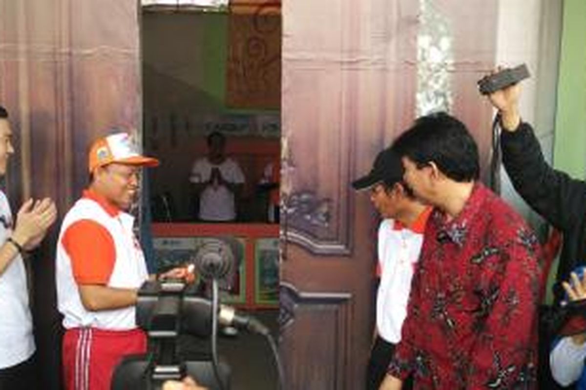 Kepala Dinas Kebersihan DKI Jakarta Isnawa Adji (kiri) dalam peluncuran Sistem Informasii Bank Sampah (Sibas) di kantor Dinas Kebersihan DKI di Cililitan, Jakarta Timur. Jumat (27/11/2015)