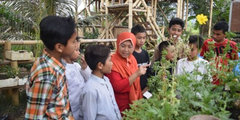 Para santri laki laki pada kelas sore, setelah mengaji, bersama belajar dengan Nissa Wargadipura di Kebun Vertikultur Pesantren Kebon Sawah.