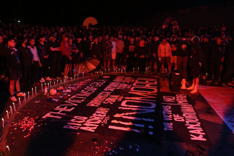 Ratusan bobotoh menggelar aksi solidaritas untuk korban jiwa Aremania dalam tragedi di Kanjuruhan usai laga Arema FC vs Persebaya Sabtu (1/10/2022). Aksi bobotoh digelar di Taman Cikapayang Bandung pada Minggu (2/10/2022) malam. 