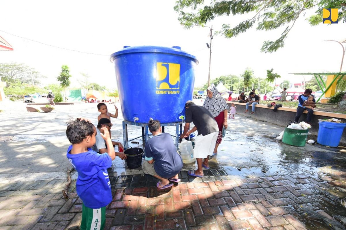 Anak-anak dan orang tua memanfaatkan air yang disediakan pemerintah di sejumlah titik pengungsian yang ada di Palu dan Donggala.