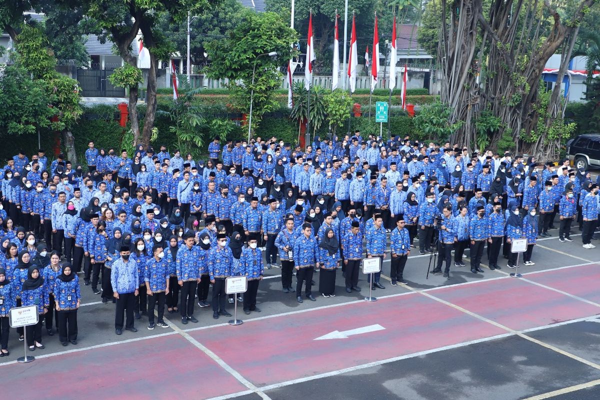 Aparatur sipil negara (ASN) Kementerian Pendayagunaan Aparatur Negara dan Reformasi Birokasi (Kementerian PANRB) terlihat sedang berbaris di lapangan di Kantor Kementerian PANRB, Jakarta 