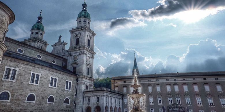 Residenzplatz Arches di Salzburg, Austria. Salzburg memang terkenal sebagai salah satu tujuan wisata populer di Austria.