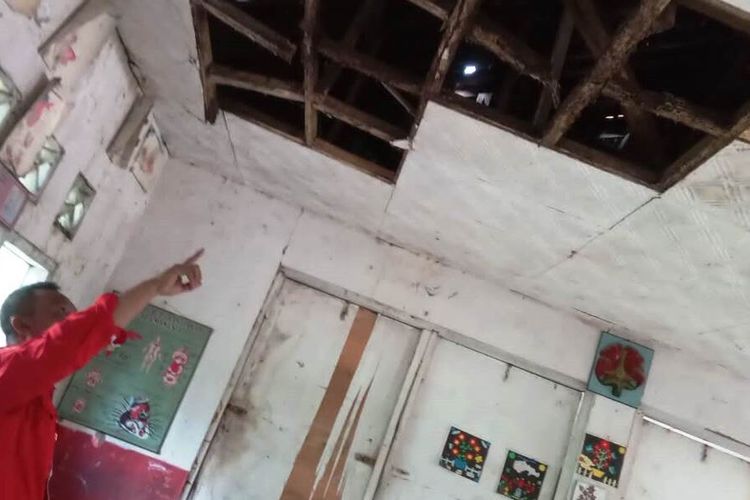 Kondisi salah satu ruang kelas SDN Sukagalih Cikalongkulon, Kabupaten Cianjur, Jawa Barat, yang rusak dan tak bisa dipakai kegiatan belajar.