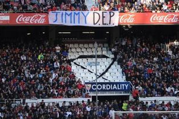 Salah satu sudut tribun penonton di Vicente Calderon, Madrid, dikosongkan demi menghormati satu suporter Deportivo La Coruna yang tewas dalam kerusuhan sebelum laga melawan Atletico Madrid, Minggu (30/11/2014).