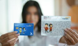 OJK Ganjar Bank Mandiri Penghargaan di Hari Indonesia Menabung