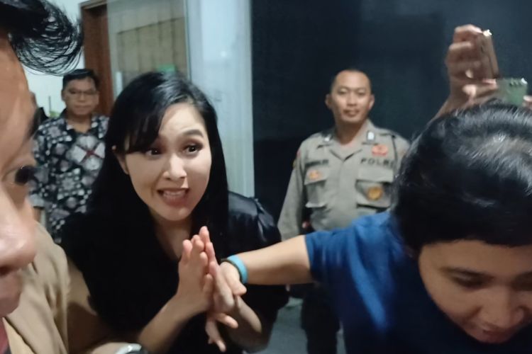 Menangis, Sandra Dewi Ungkap Bilang Harvey Moeis Sedang 