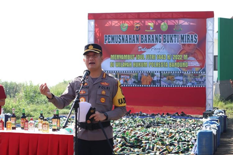 Demi menjaga suasana Idul Fitri 2022 Polresta Bandung memusnahkan ribuan miras dan knalpot brong di Dom Bale Rame Soreang, Kabupaten Bandung, Jumat (22/4/2022)