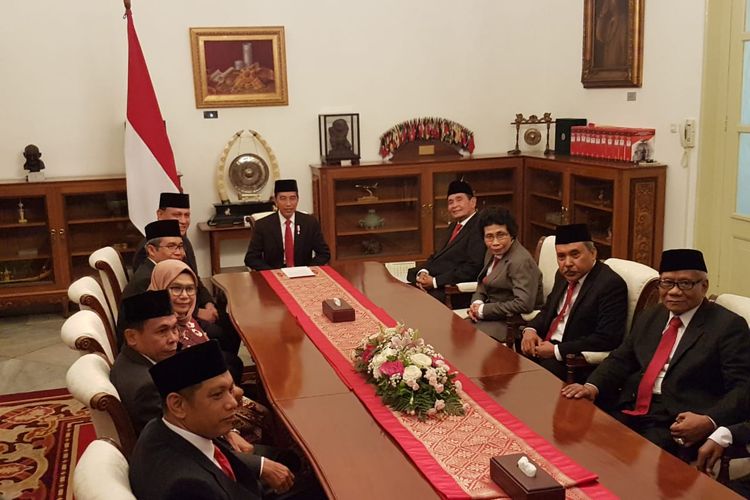 Presiden Joko Widodo melakukan pertemuan dengan anggota Dewan Pengawas dan Pimpinan Komisi Pemberantasan Korupsi (KPK) periode 2019-2023. Pertemuan tertutup ini digelar  di Istana Merdeka, Jakarta, Jumat (20/12/2019).