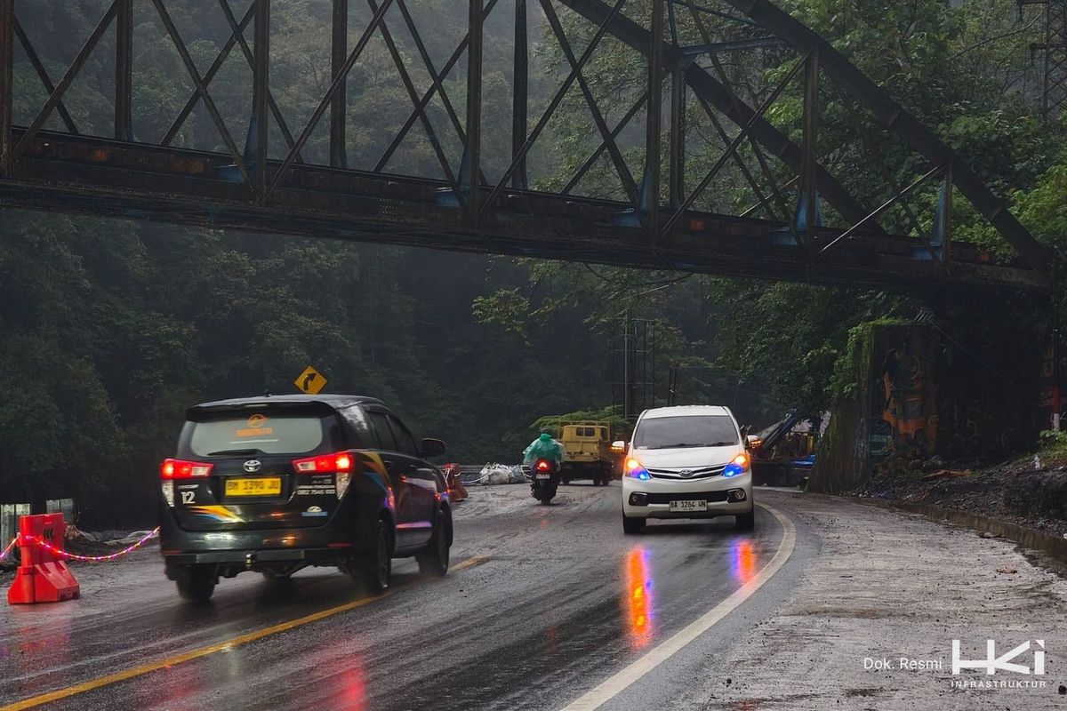 PT Hutama Karya Infrastruktur (HKI) melakukan uji coba open traffic kendaraan roda dua dan empat di akses Lembah Anai, Sumatera Barat (Sumbar).