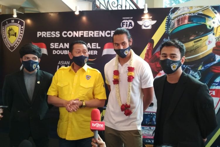 Ketua Umum IMI, Bambang Soesatyo (kuning) bersama Sean Gelael (putih) beserta Atta Halilintar dan Raffi Ahmad dalam konferensi pers di Blackstone, Jakarta Pusat, Sabtu (27/2/2021).