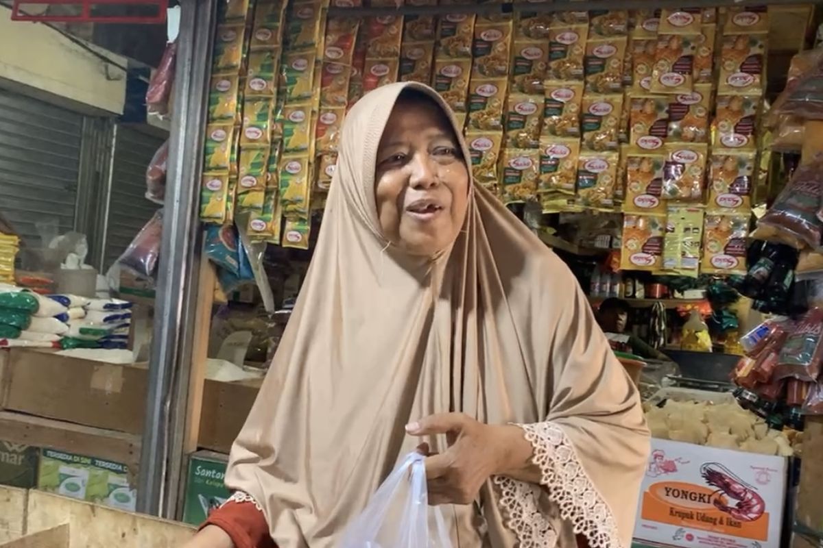 Pedagang warung tegal (warteg) Sri (60) merasakan adanya kenaikan harga cabai rawit merah di Pasar Kranji Baru, Bekasi Barat, Kota Bekasi, Selasa (14/11/2023). Untuk menyiasati itu, Sri membuat sambal buatannya lebih encer daripada sebelumnya.
