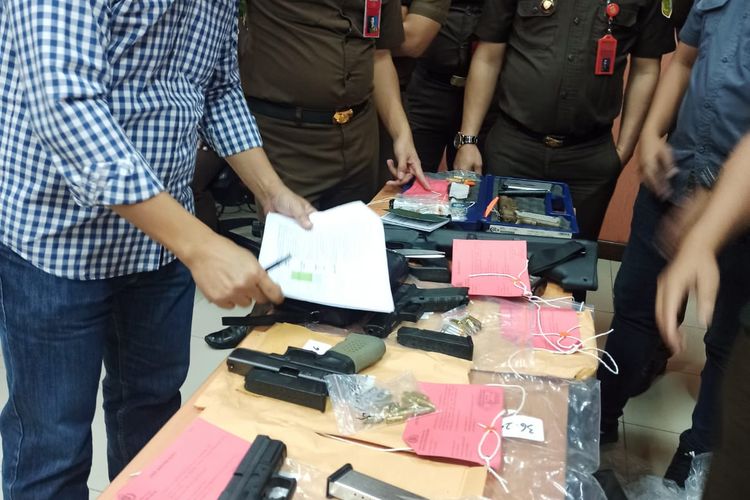 Penampakan barang bukti kasus pembunuhan Brigadir J yang melibatkan Ferdy Sambo, Bharada E, Putri Candrawathi, Kuat Maruf dan Bripka Ricky Rizal. Persidangan kasus tersebut akan segera terselenggara dalam waktu dekat