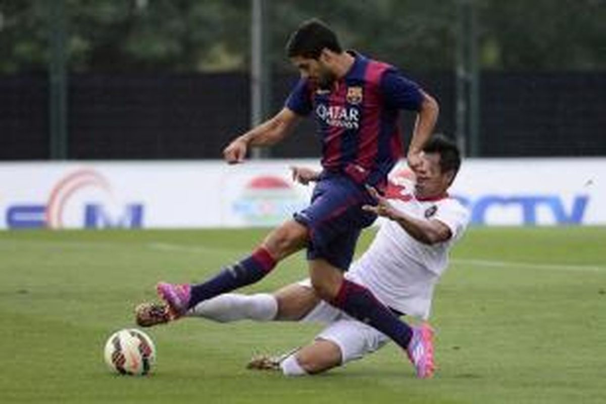 Pemain Barcelona Luis Suarez melesakkan bola saat pertandingan persahabatan antara FC Barcelona B vs Timnas Indonesia U-19 di Pusat Olahraga FC Barcelona Joan Gamper di Sant Joan Despi, Spanyol, 24 September 2014.