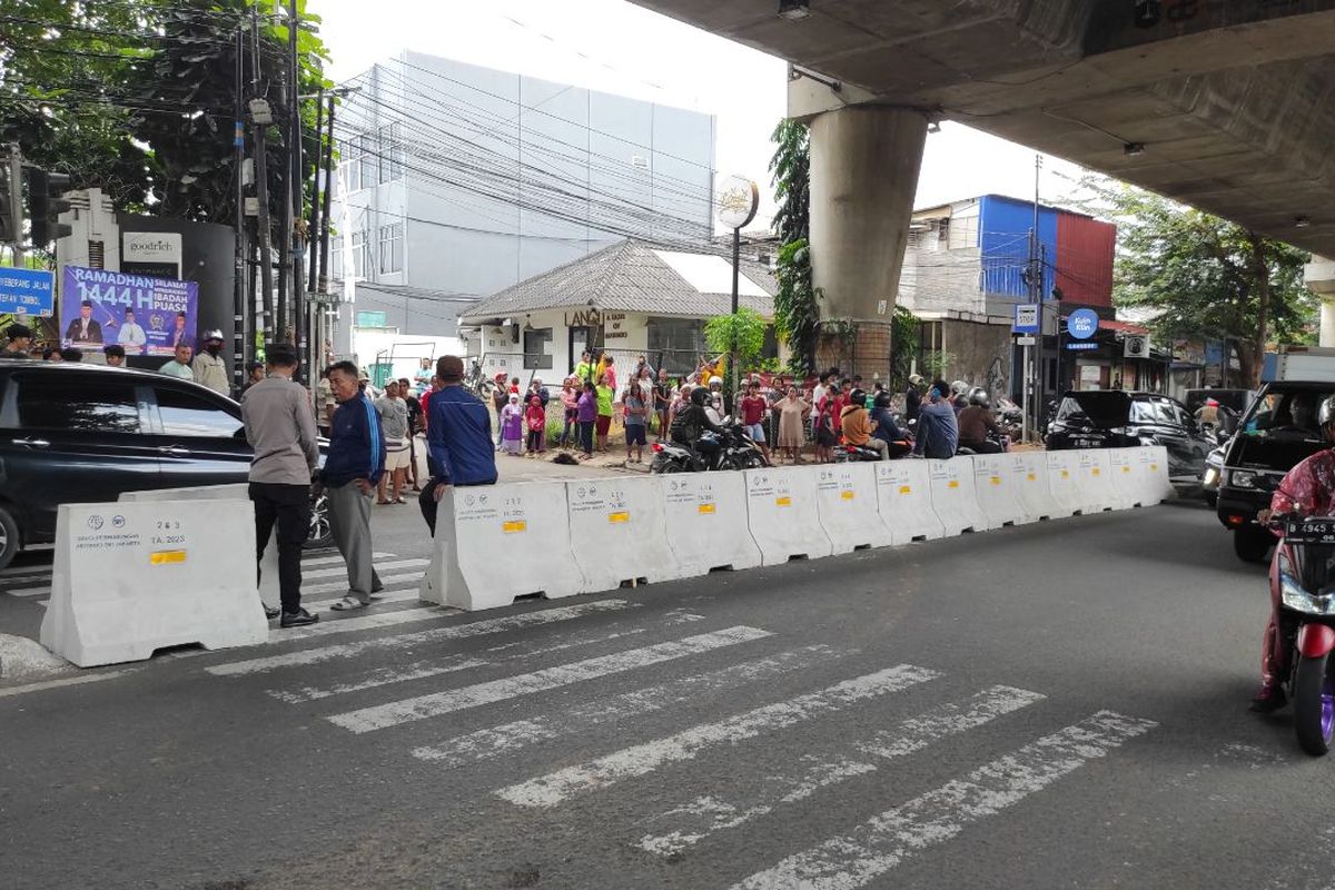 Penampakan putaran balik atau u-turn di Jalan Pangeran Antasari yang ditutup pada Kamis (30/3/2023). 