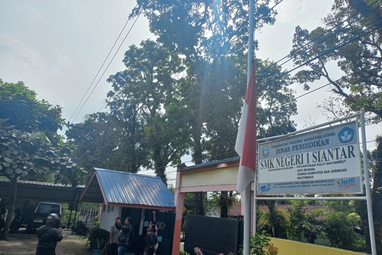 Suasana di SMK Negeri 1 Siantar di Jalan Asahan, Kabupaten Simalungun yang memasang bendera setengah tiang, Kamis (25/1/2024) pasca insiden kecelakaan lalu lintas yang menewaskan lima guru.