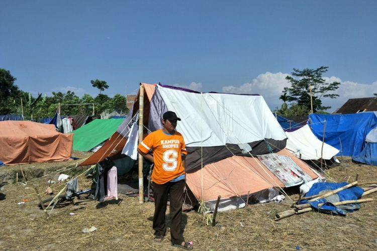 Salah satu tenda pengungsian korban gempa di Gunung Sari, Lombok. Foto diambil pada Senin (20/8/2018).  