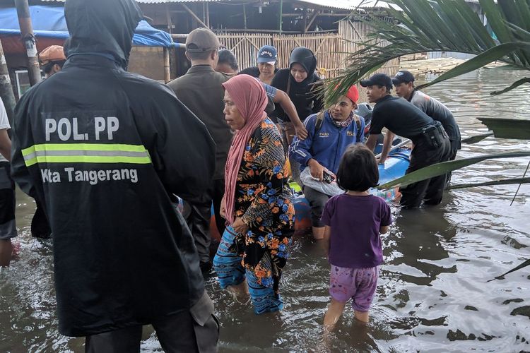 Petugas Satpol PP dan Warga Garden City Residence bahu-membahu melakukan evakuasi di tengah banjir setinggi 2,5 meter, Selasa (4/2/2020)