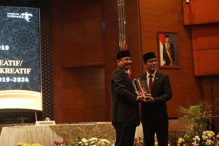 Menteri Pariwisata Periode 2014-2019 Arief Yahya bersama Menteri Pariwisata dan Ekonomi Kreatif periode 2019-2024 Wishnutama Kusubandio di Balairung Soesilo Soedarman Gedung Sapta Pesona Kementerian Pariwisata, Jakarta, Rabu (23/10/2019). Wishnutama kini menjabat Menteri Pariwisata dan Ekonomi Kreatif di Kabinet Indonesia Maju. 