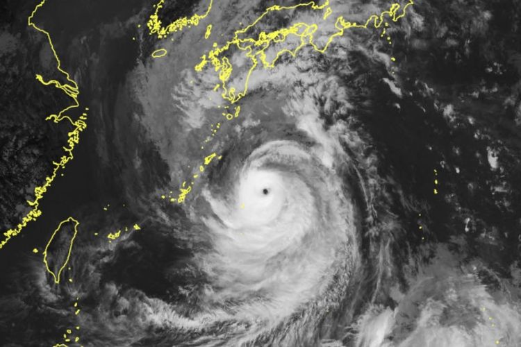 Bentuk topan Nanmadol yang terlihat dari satelit, berlokasi di pulau selatan Jepang. Topan Nanmadol digolongkan dalam kategori membahayakan. Anginnya berkecepatan hingga 270 km/jam.