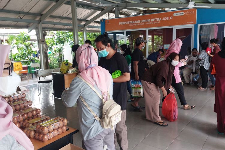 Warga Joglo Jakarta Barat rela mengantre untuk mendapatkan bahan pokok dalam program Pangan Murah  di Ruang Publik Terpadu Ramah Anak (RPTRA) Joglo, Kembangan, Jakarta Barat, Selasa (12/4/2022).