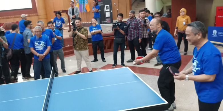 Rektor UT Prof. Ojat Darojat didampingi Direktur Kemahasiswaan Kemenristekdikti Didio Wahidin melakukan pemukulan bola pertama sebagai simbol dimulainya Tumamen Tenis Meja Pelajar Nasional Piala Universitas Terbuka ke-7.