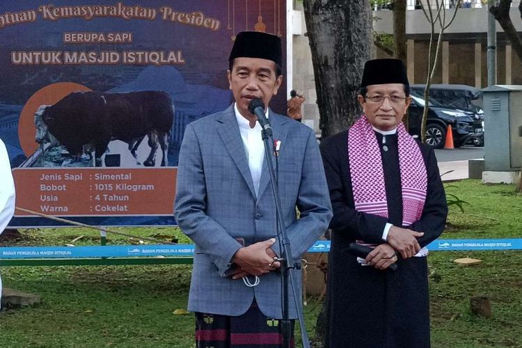 Presiden Joko Widodo konferensi pers usai shalat Idul Adha di Masjid Istiqlal Jakarta Pusat, Minggu (10/7/2022).
