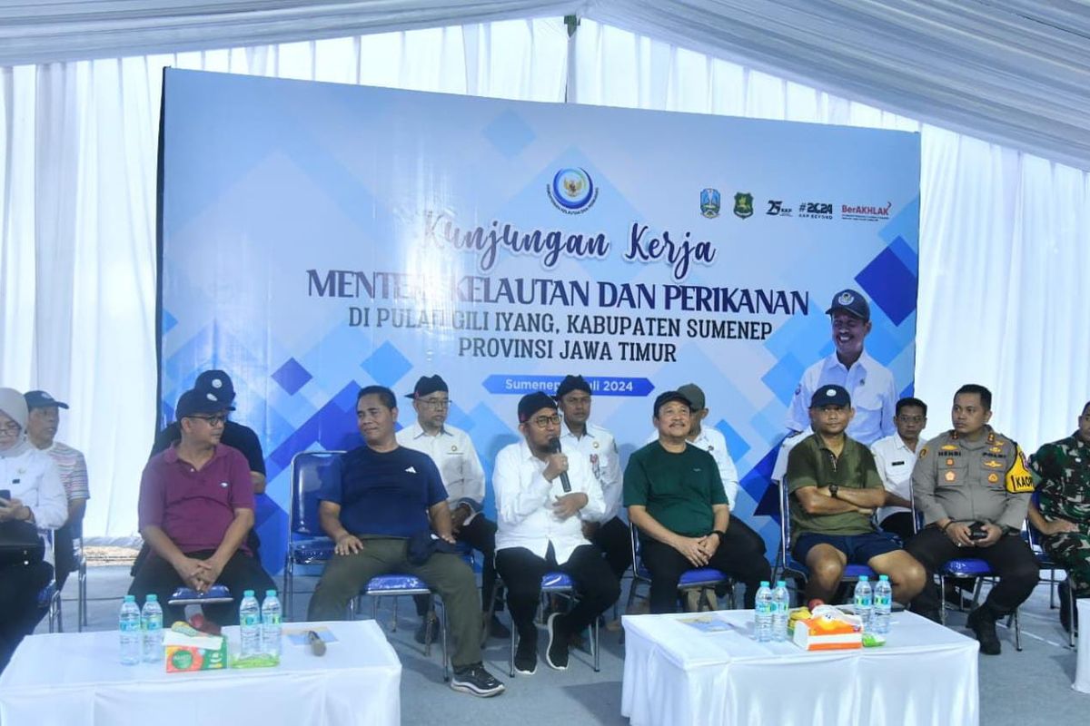 Menteri Kelautan dan Perikanan (KKP) RI Sakti Wahyu Trenggono berkunjung ke Pulau Gili Iyang yang ada di Kecamatan Dungkek, Kabupaten Sumenep, Jawa Timur, Rabu (3/7/2024). 