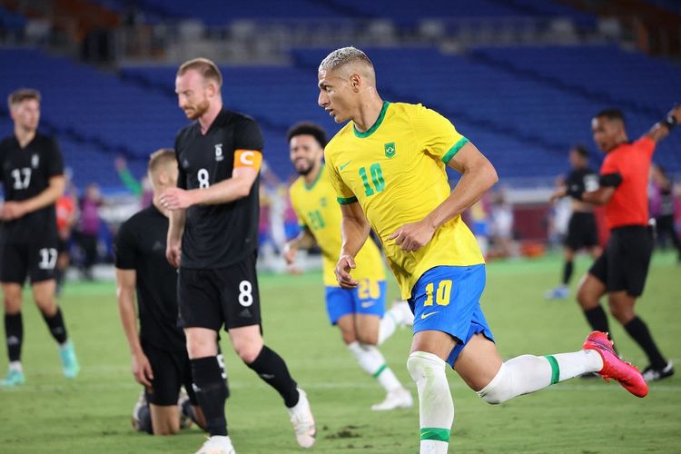 Penyerang Brasil Richarlison merayakan gol ke gawang Jerman pada laga Grup D Olimpiade Tokyo 2020 di Stadion Internasional Yokohama pada Kamis (22/7/2021).