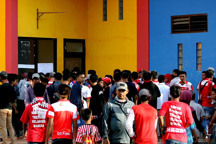 Sejumlah suporter Madura United antri penukaran maupun pembelian tiket jelang laga Pekan ke 18 Liga 1 2019 melawan Barito Putera yang berakhir dengan skor 2-2 di Stadion Gelora Bangkalan, Jawa Timur, Sabtu (14/09/2019) sore.