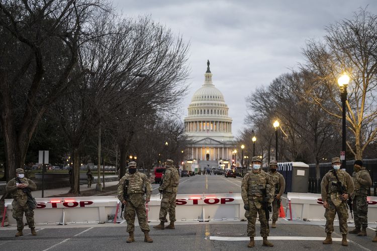 Personel Garda Nasional berjaga di depan Gedung Capitol Hill, Washington DC, pada 17 Januari 2021. Pengamanan diperketat jelang pelantikan Joe Biden pada 20 Desember.