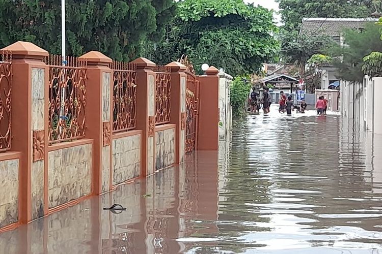 Rumah warga di jalan Trip Jamaksari, Cinanggung, Kota Serang, Banten, terendam banjir, Minggu (7/1/2024). 