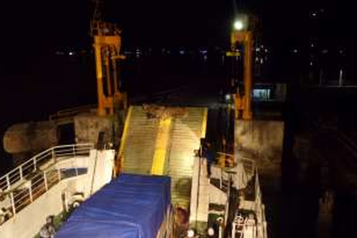Kapal feri yang berangkat dari Pelabuhan Kayangan siap merapat di Pelahuhan Pototano di Pulau Sumbawa, Senin (11/4/2016) malam. 