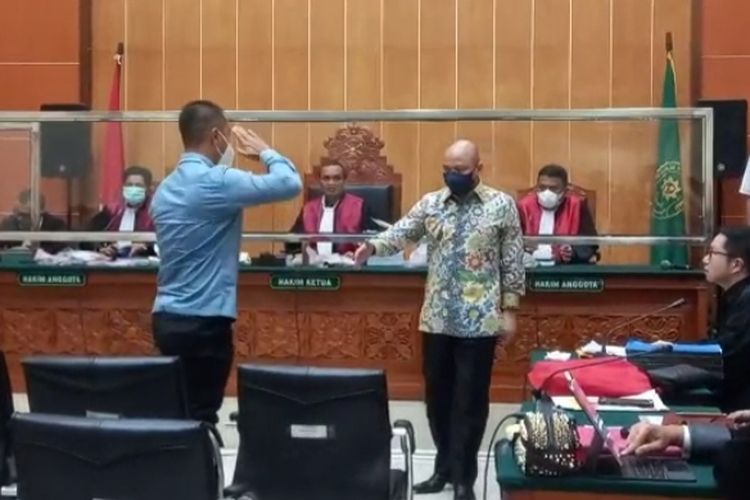 Arif Hadi Prabowo, ajudan terdakwa peredaran narkotika jenis sabu Irjen Teddy Minahasa memberikan salam hormat setelah menjadi saksi di PN Jakarta Barat, Senin (13/2/2023). 