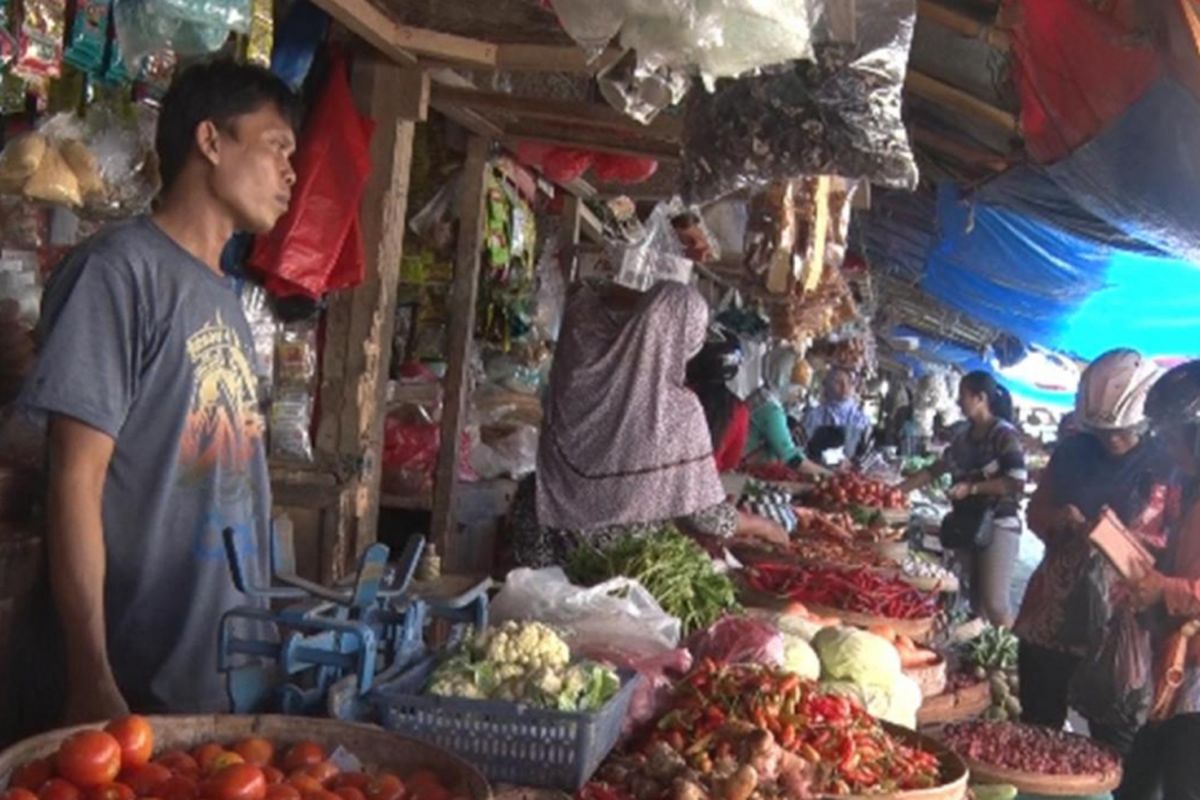 Lapak pedagang aneka kebutuhan pokok di pasar Basah kabupaten Trenggalek Jawa Timur (11/05/2017)