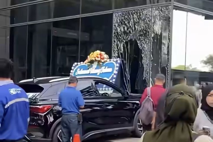 Salah Injak Pedal, Mobil BYD Tabrak Dinding Kaca Gedung di SCBD