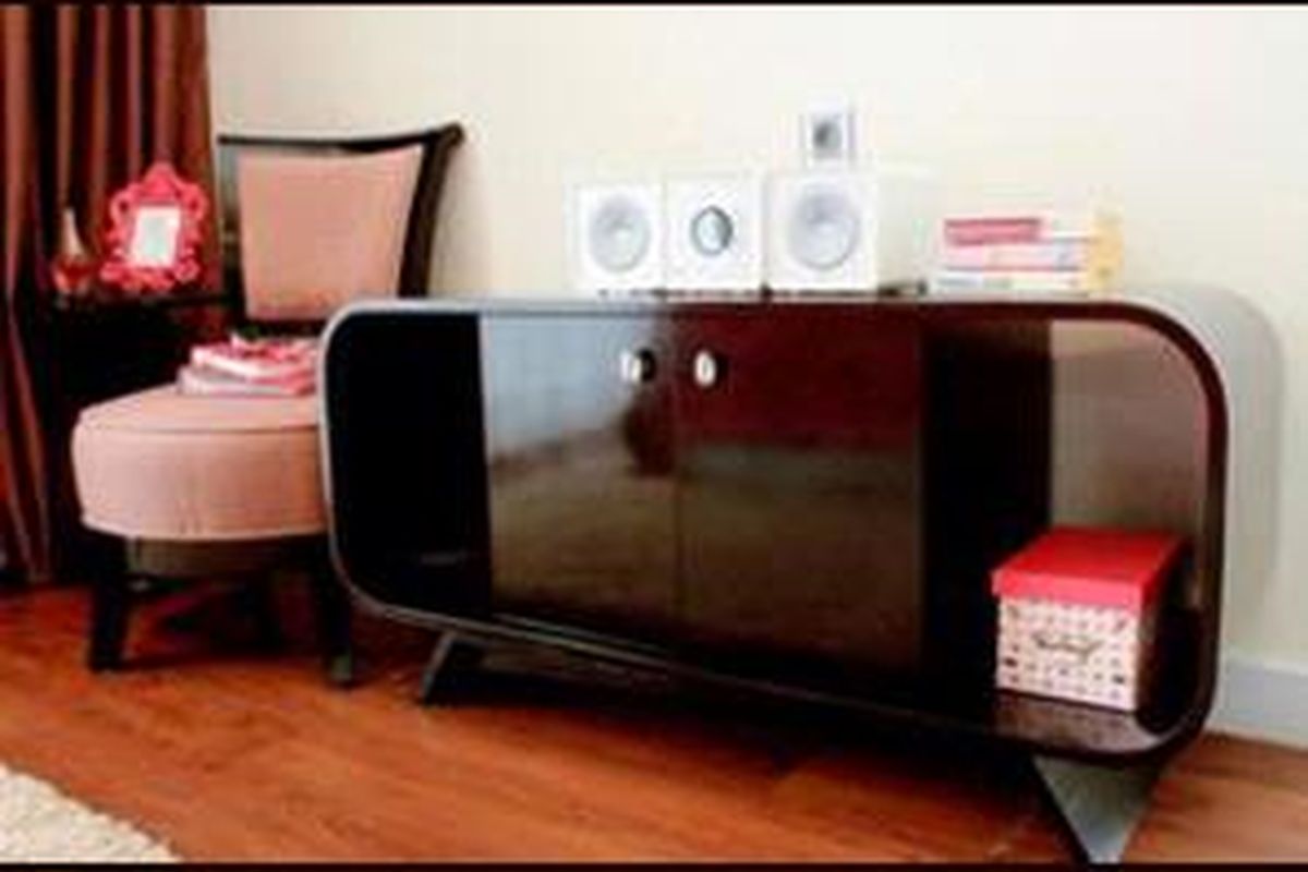 Siapkan area khusus untuk menikmati hobi. Tak perlu repot, manfaatkan saja lahan sisa di kamar tidur.