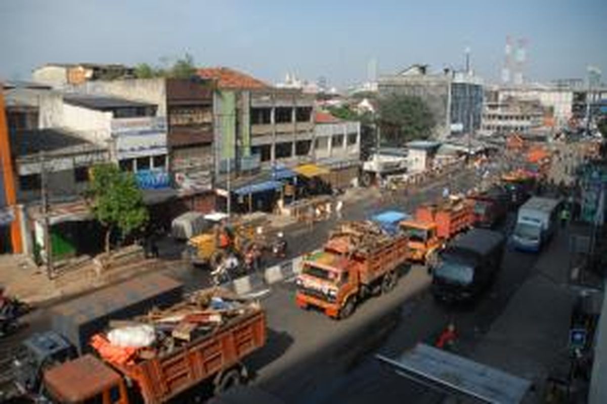 Belasan truk Dinas Pekerjaan Umum (DPU)DKI bermuatan puing-puing lapak pedagang kaki lima (PKL), Jakarta, Minggu (11/8/2013).