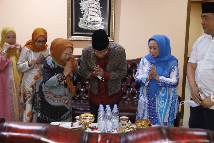 Ketua Umum PBNU Said Aqil Siroj saat mengunjungi Dzurriyah pendiri Nahdlatul Ulama, KH Abdul Wahab Chasbullah, Nyai Hj Machfudhoh Aly Ubaid, Rabu (20/10/2021).