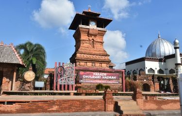 Masjid Menara Kudus, contoh bukti akulturasi budaya pra-Islam dan budaya Islam di Indonesia.