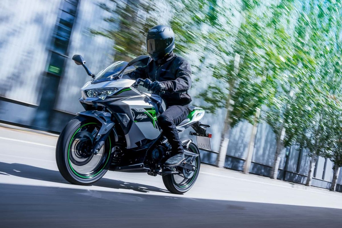 Kawasaki Ninja e-1 dan Z e-1 resmi dijual, harga mulai Rp 113 juta