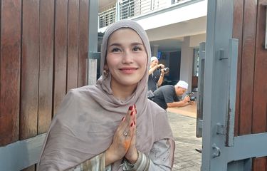 Momen Lebaran, Ayu Ting Ting Keliling Rumah Tetangga hingga Ziarah