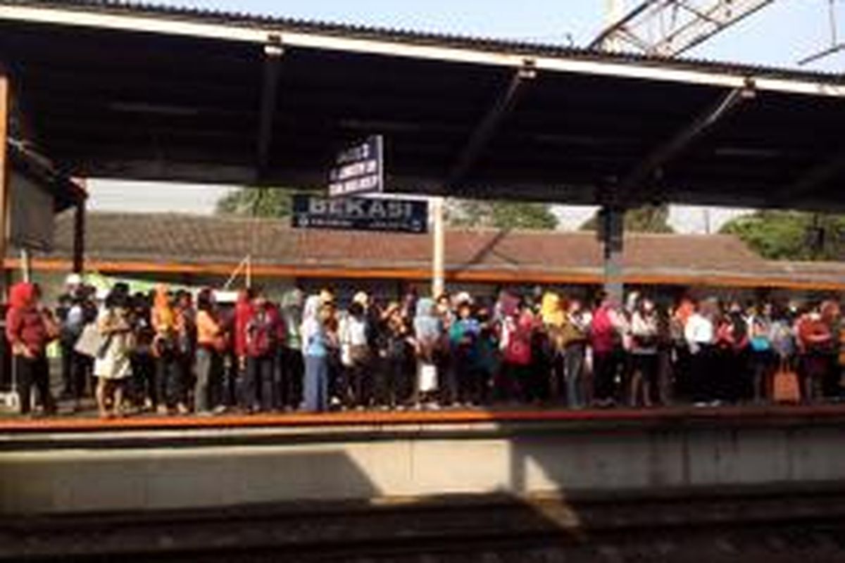 Para calon penumpang commuterline menunggu di Stasiun Bekasi, Kamis (8/8/2014).