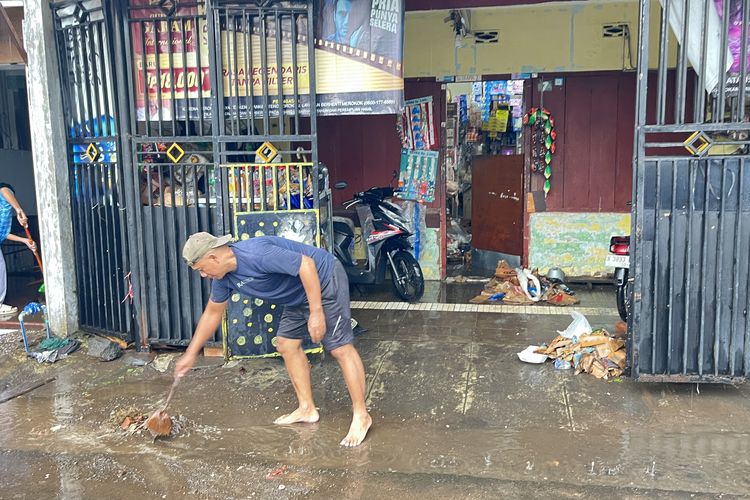 Salah satu warga membersihkan rumahnya pasca terdampak banjir di Kelurahan Purwantoro, Kecamatan Lowokwaru, Kota Malang, Kamis (4/12/2025).