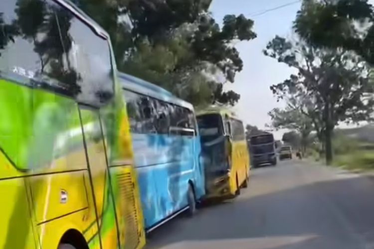 Tangkap layar bus pariwisata yang mengangkut rombongan siswa MAN 1 Jepara alami kecelakaan di Mijen, Demak. (@info.muria)