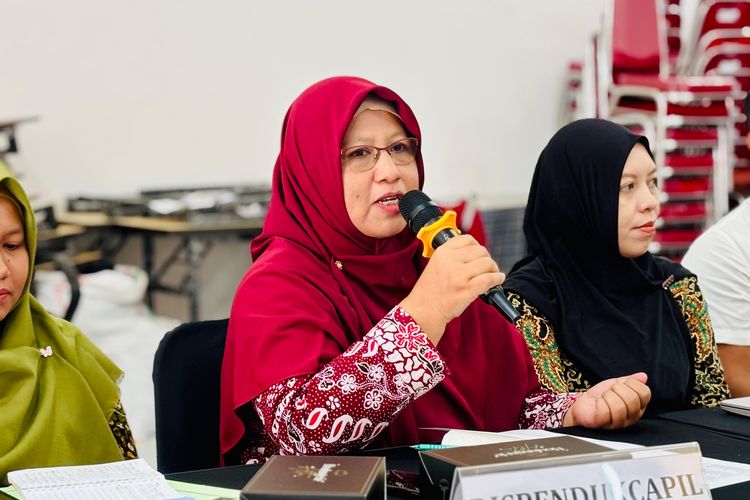 Administrator Database Kependudukan Ahli Muda Dispendukcapil Lumajang, Nurul Alfiyah.