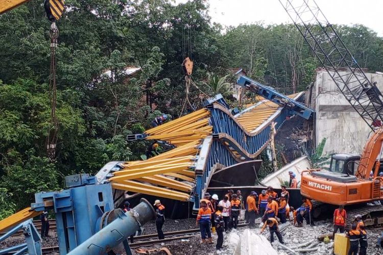Evakuasi alat berat berupa girder dan launcher yang jatuh dan menimpa kereta api batu bara serta tiga rumah warga di Desa Panang Jaya, Kecamatan Gunung Megang, Kabupaten Muara Enim, Sumatera Selatan, Jumat (8/3/2024).