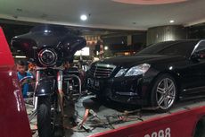 Mercedes Benz dan Motor Harley Milik Tersangka Kasus Jiwasraya Diangkut Kejagung